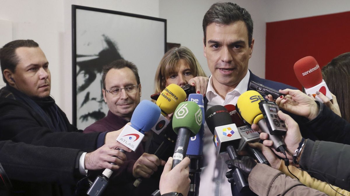 Pedro Sánchez vota sobre los pactos