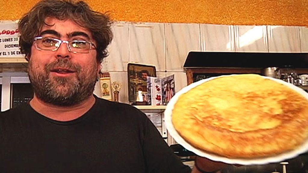 Camarero con tortilla de patatas