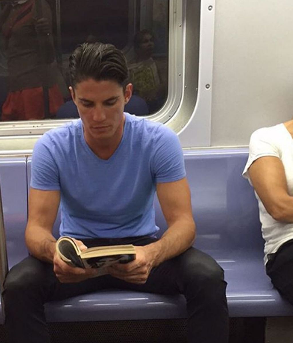 La moda de los 'Hot Dudes Reading' que arrasa en las redes