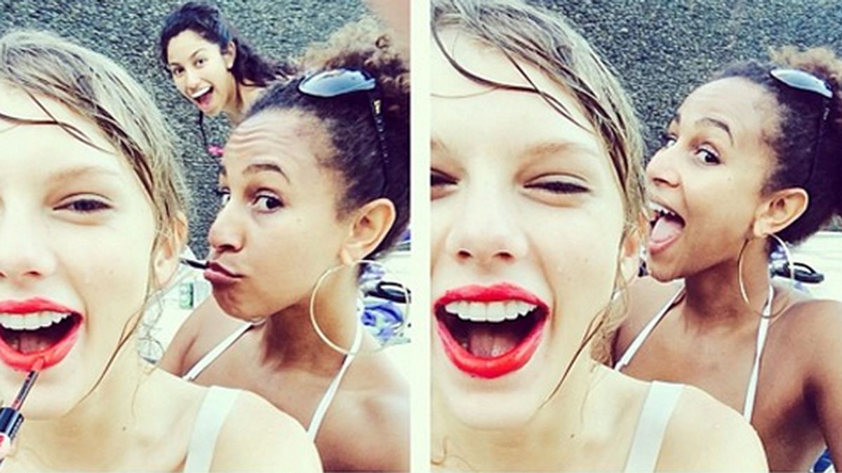 Taylor Swift, al natural sin dejar el toque carmín Taylor Swift, al natural sin dejar el toque carmín