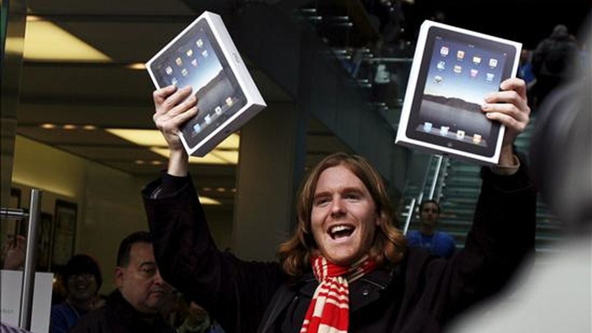 Un joven muestra este sábado el nuevo ordenador tabla de Apple, el iPad, en San Francisco, Estados Unidos. EFE