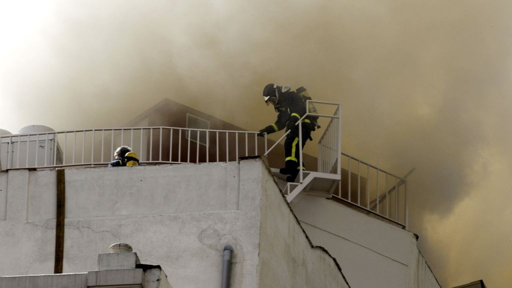 Un bombero se adentra en la columna de humo