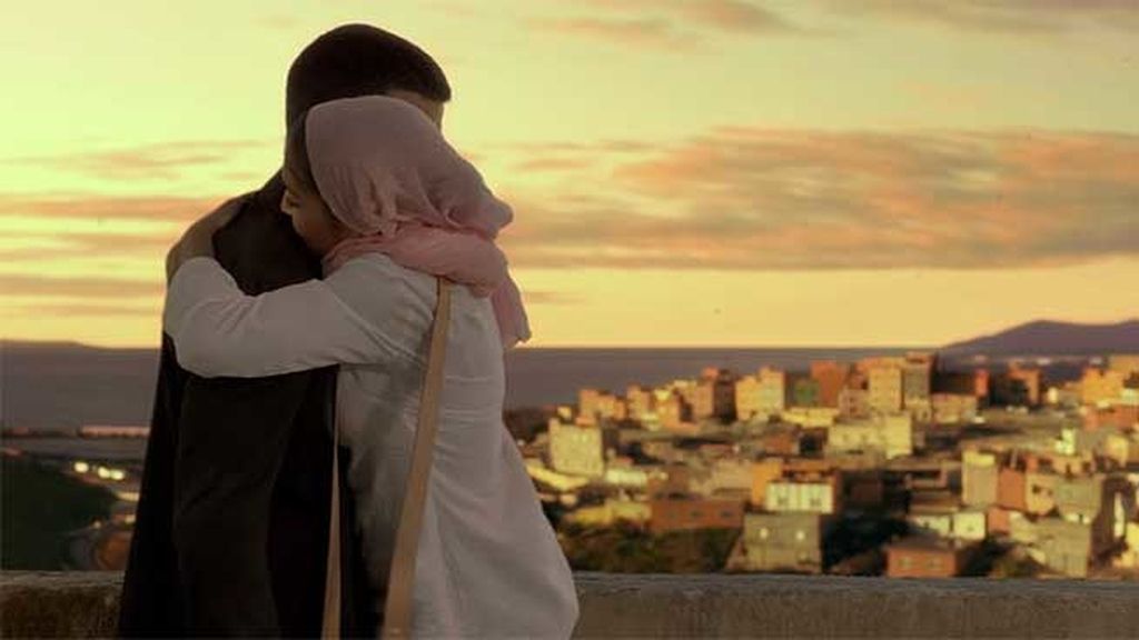 Aunque la atracción entre ambos es evidente, Fátima está prometida