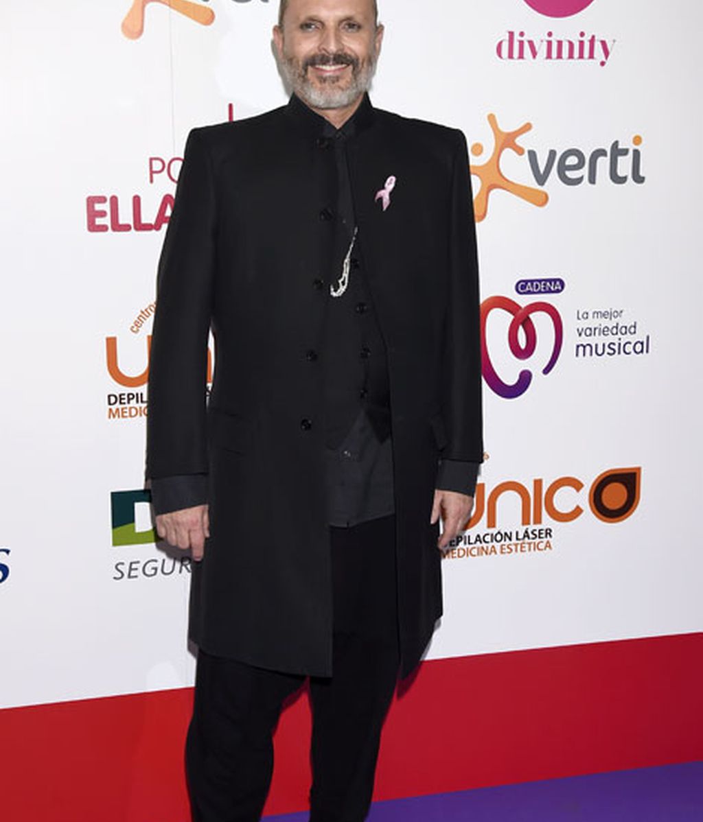 Miguel Bosé le dió un toque rosa a un elegante negro