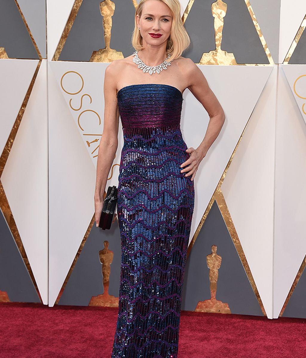 Naomi Watts vestida de Armani Privé