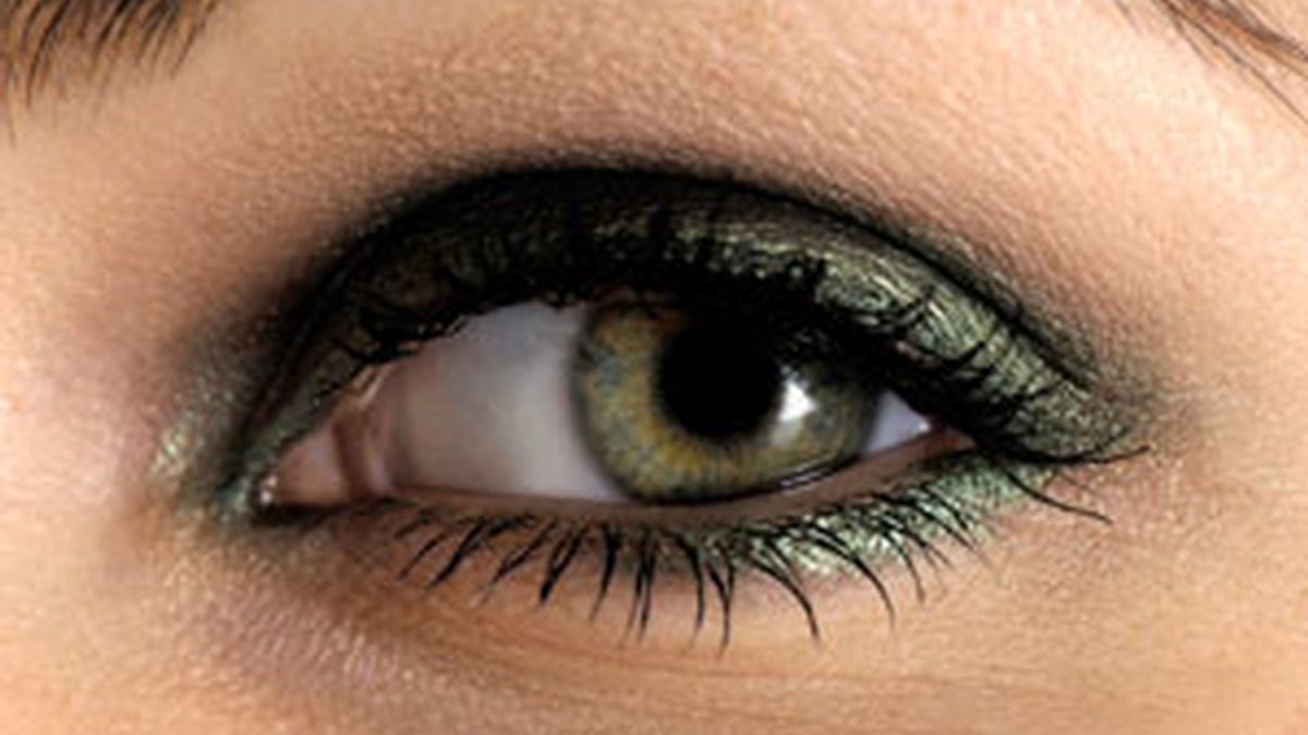 La sombra de ojos proporciona una belleza momentánea, porque a la larga puede producir eczemas y dermatitis. FOTO:GTRES