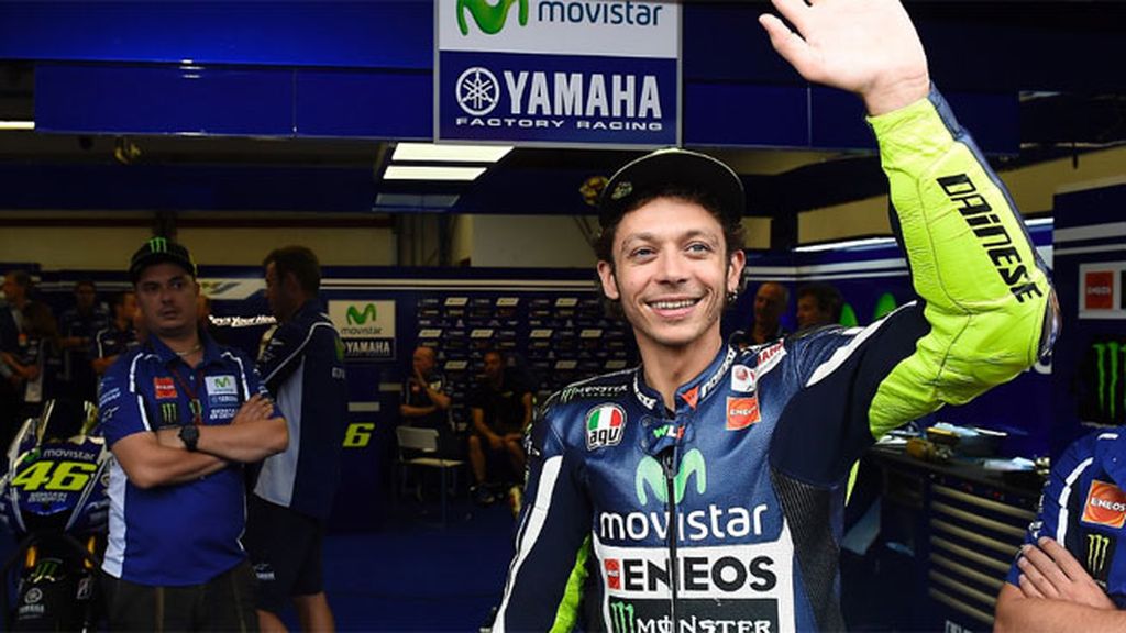Valentino Rossi corre ante su gente en Mugello