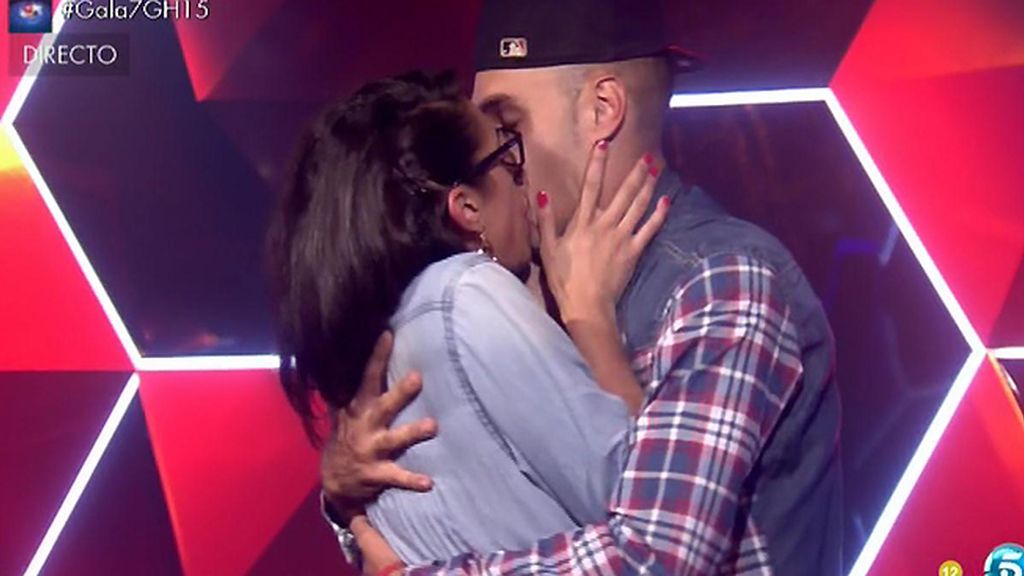 La despedida de Omar y Lucía, beso a beso