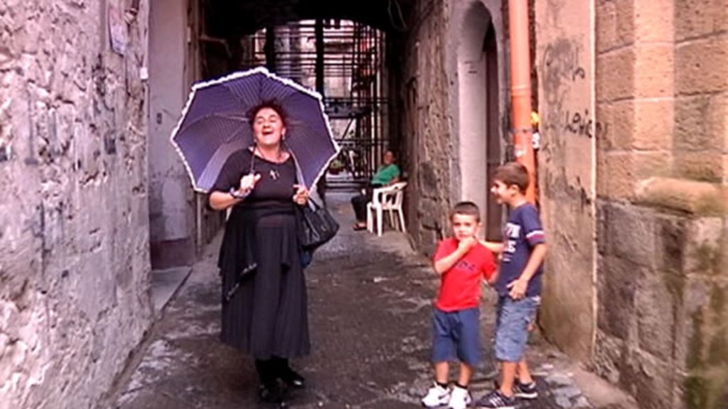 Una mujer napolitana cantando en plena calle