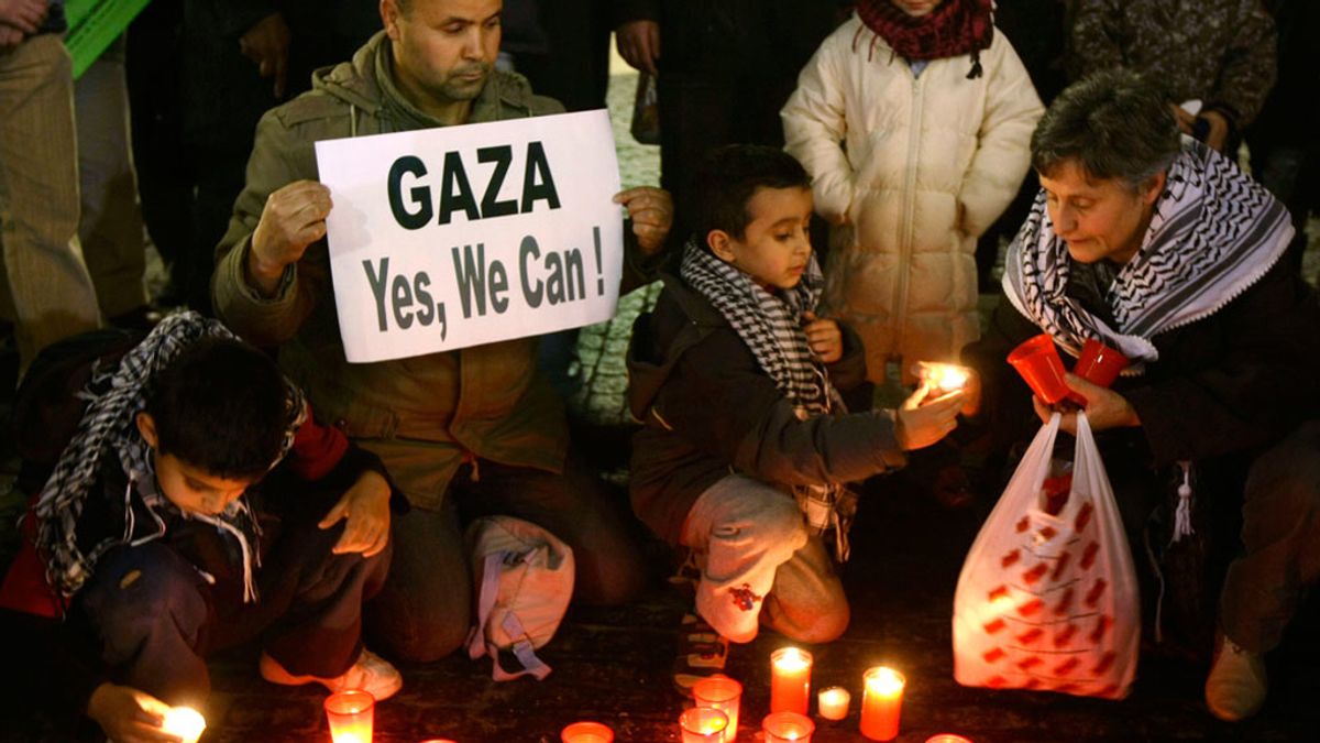 Niños palestinos protestan por los ataques del ejército israelí