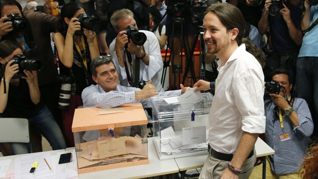 Pablo Iglesias vota en su colegio electoral de Vallecas, Madrid
