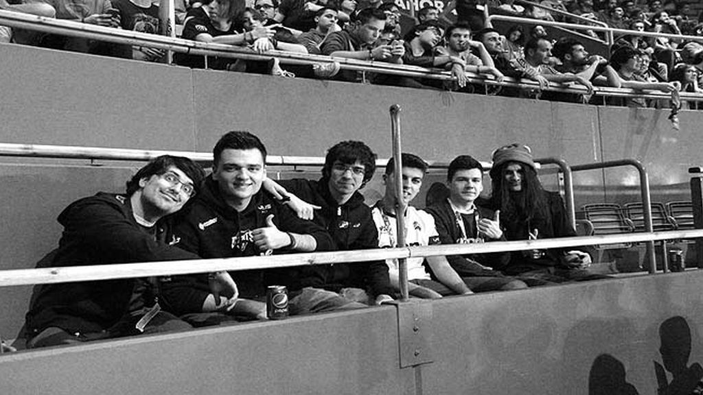 Miles de aficionados jalean a los equipos durante las finales de la 'LCS' en Madrid