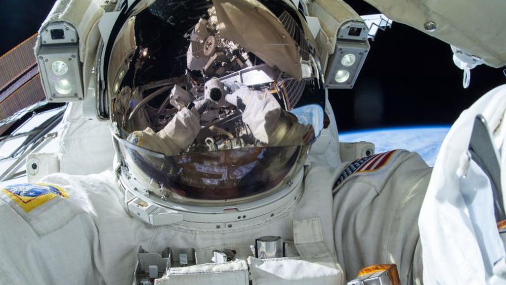 Dos astronautas captan la inmensidad de la Estación Espacial Internacional