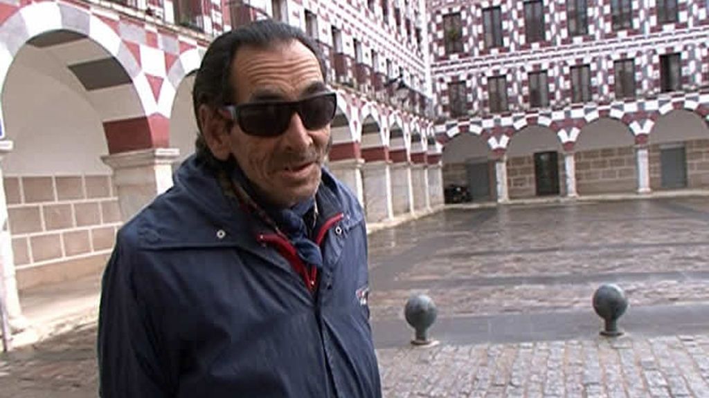 Un hombre disfruta en esta plaza llena de arte