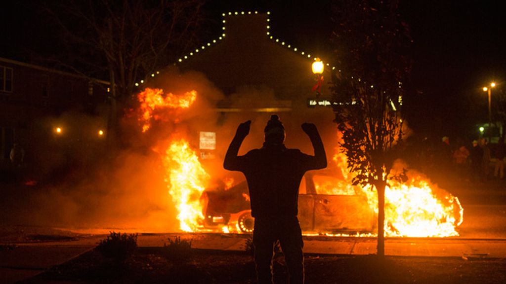 Decenas de detenidos y edificios en llamas