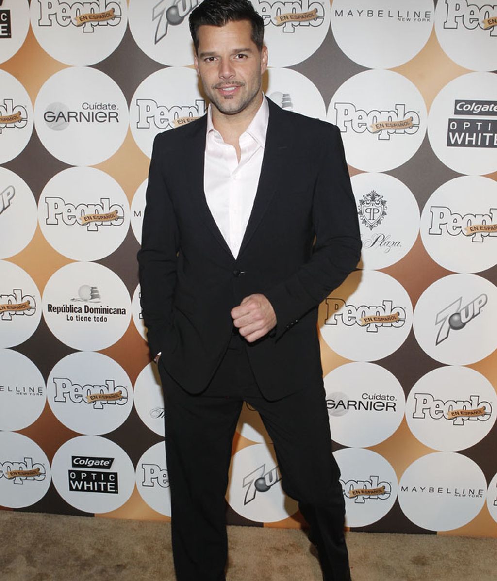 Thalía se entrega al escote extremo y Ricky Martin sigue con su bigote