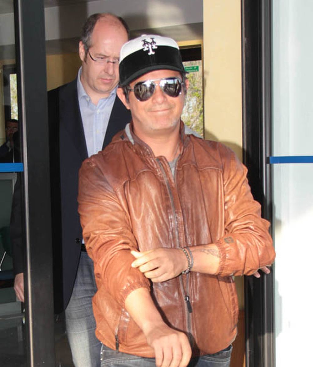Alejandro Sanz, roto de dolor en el funeral de su madre