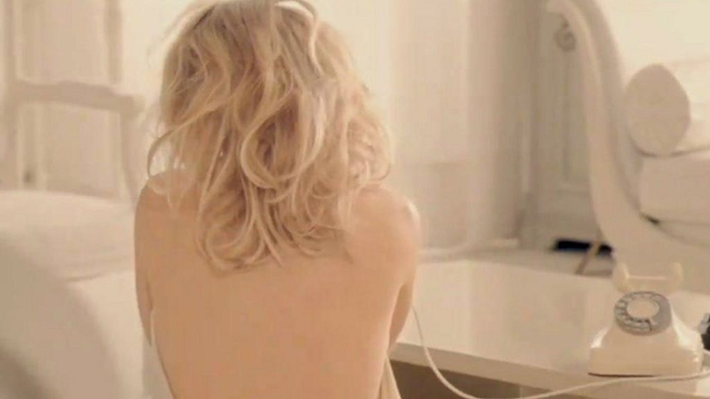 Kate Winslet se pinta los labios y se quita la ropa para Mario Testino