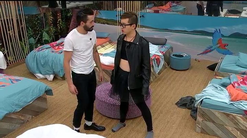 Aritz se afeita para la fiesta rocabilly de 'GH16'