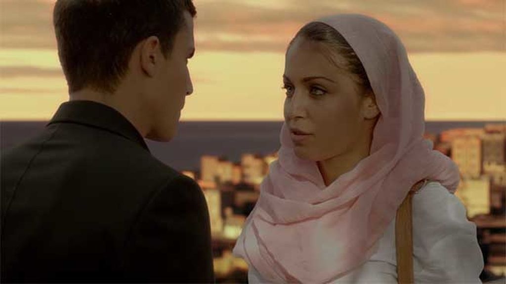 Aunque la atracción entre ambos es evidente, Fátima está prometida