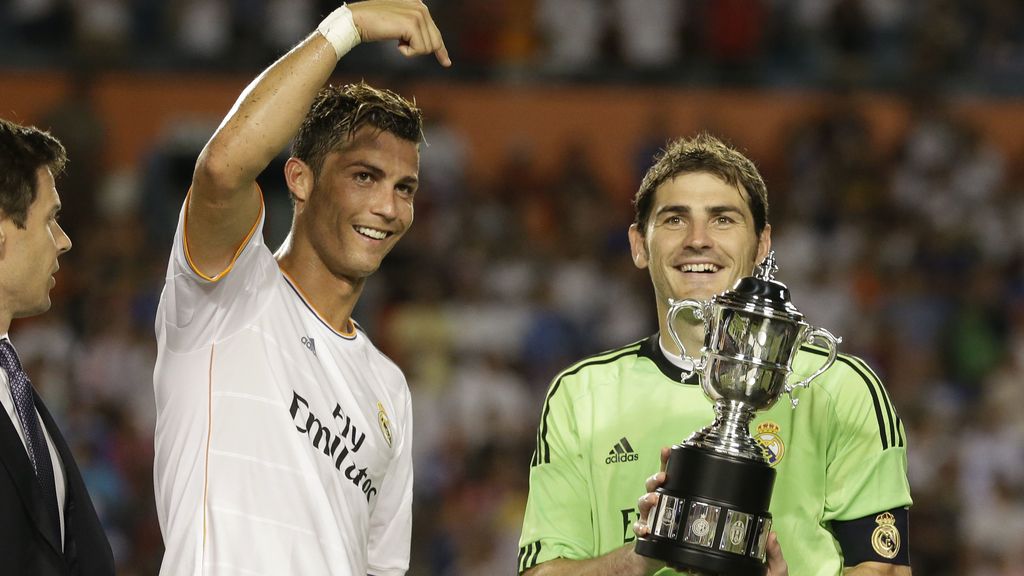 Ronaldo señala a Casillas mientras este levanta la International Champions Cup