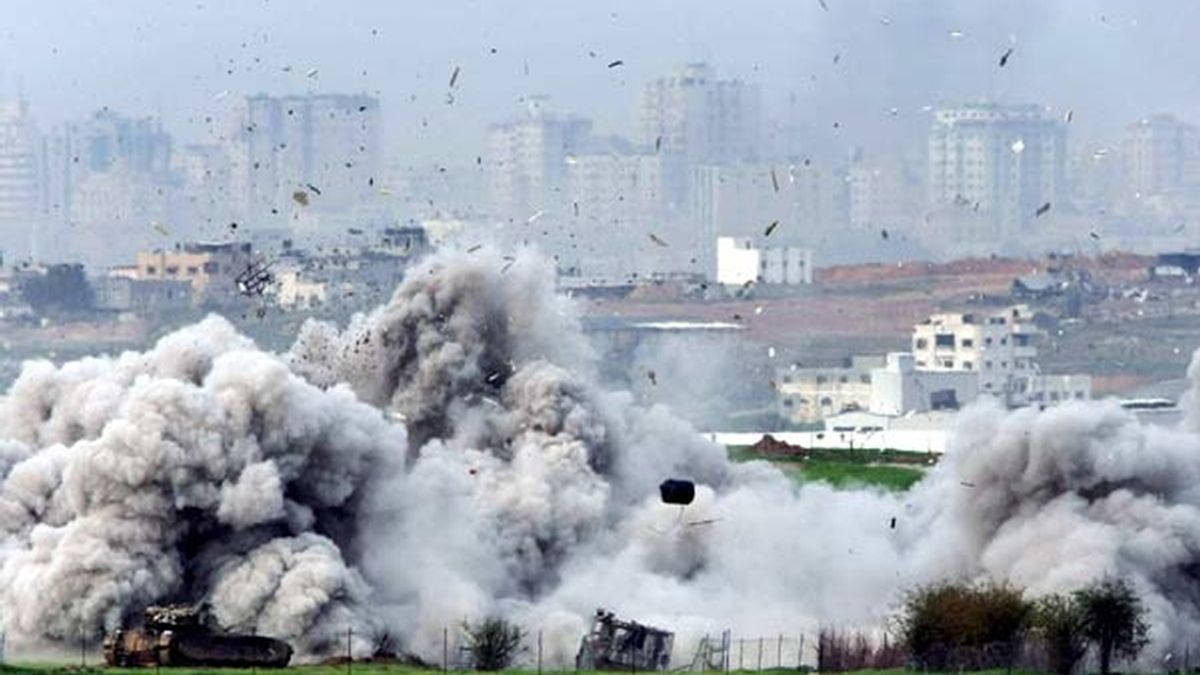 Momento en el que el ejército israelí demuele una casa palestina en la franja de Gaza. Foto: EFE