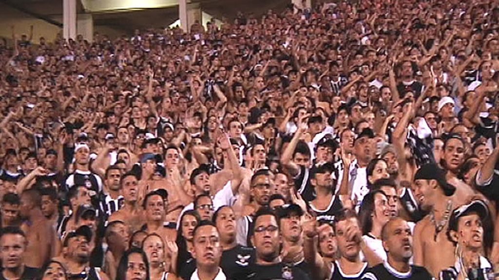 El fútbol es casi una religión en Brasil. Aquí, un momento en la grada