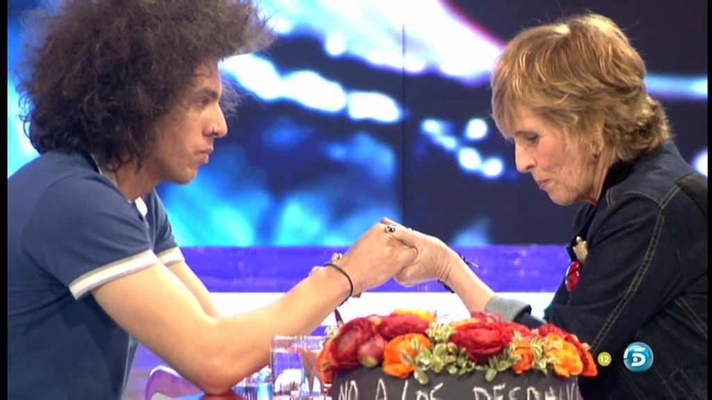 La presentadora desaloja el plató para quedarse sola con el 'pelocho'