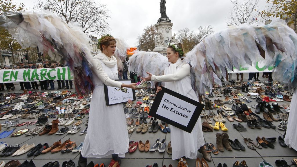Miles de zapatos en la marcha simbólica por el clima en París