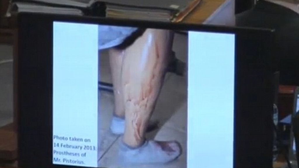 Durante el juicio le muestran el arma, su bate, manchas de sangre y el cadáver