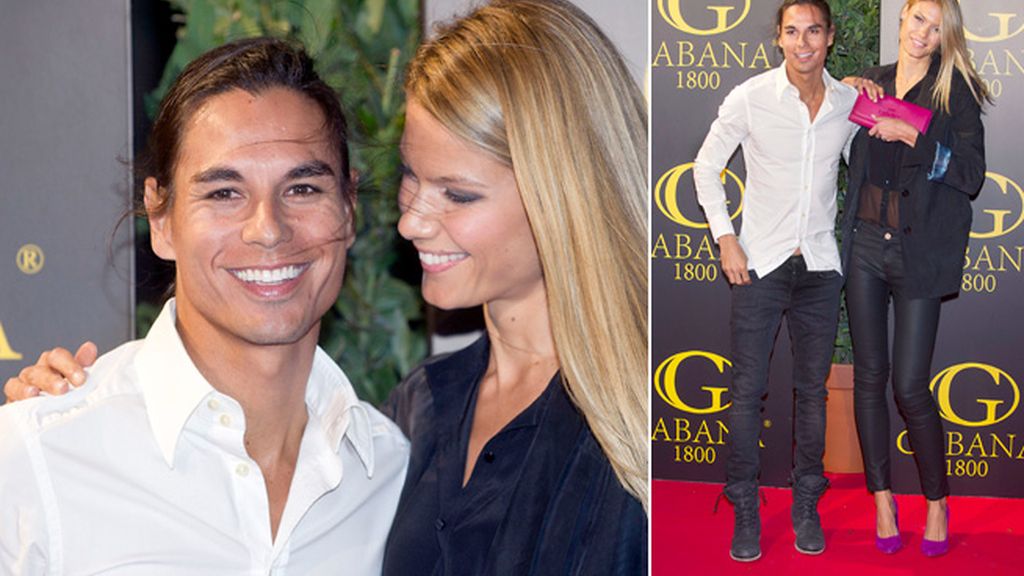 La modelo presumió de novio...y de bolso