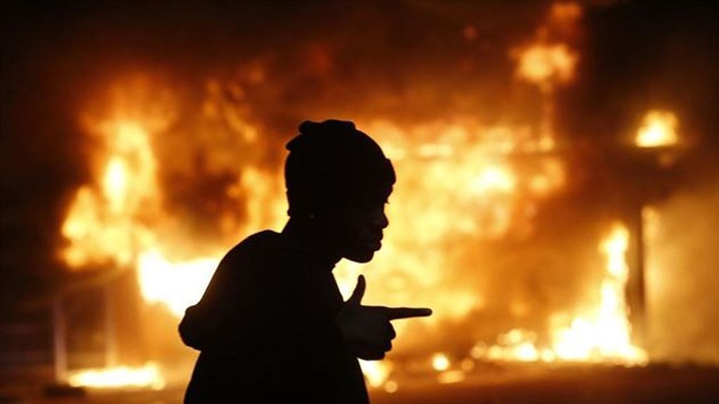 Decenas de detenidos y edificios en llamas