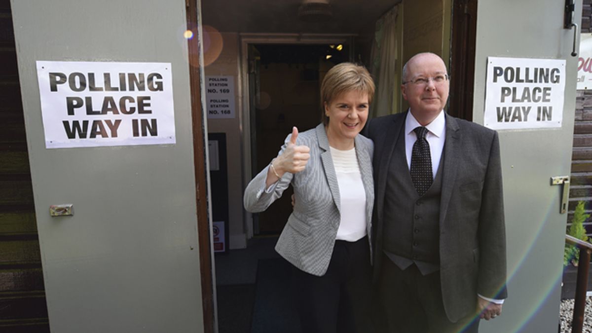 La primera ministra escocesa, Nicola Sturgeon y su esposo votan en el referéndum