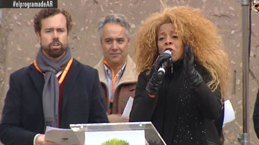 Recién expulsada de ‘La Voz’, Yanela cantó el himno con la letra de Jon Juriaristi