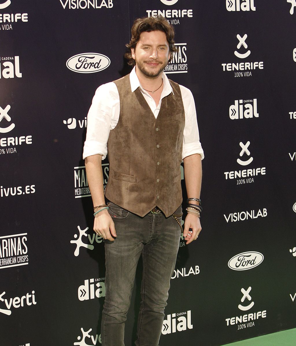 Manuel Carrasco eligió chaleco marrón y camisa blanca