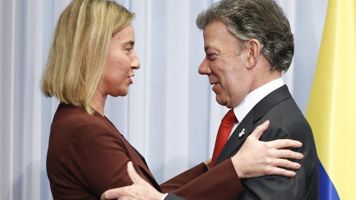 El presidente colombiano, Juan Manuel Santos, con la jefa de la diplomacia de la UE, Federica Mogherini