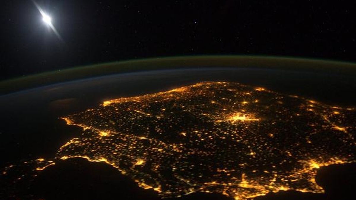 Imagen aérea nocturna de la Península Ibérica