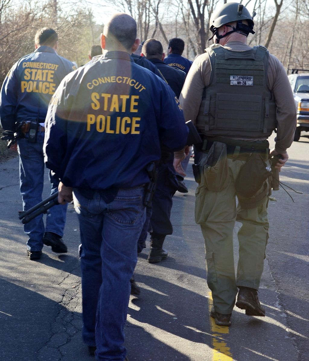 La policía custodia los alrededores de la escuela Sandy Hook tras la tragedia