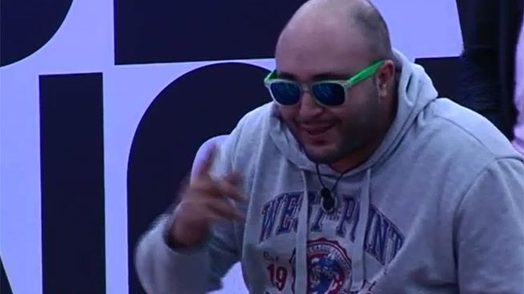 Se arranca a cantar en plena fiesta