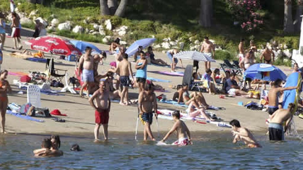 La playa de Orellana, con bandera azul en Badajoz