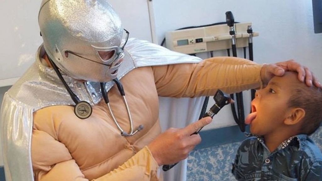 médico pediatra disfrazado