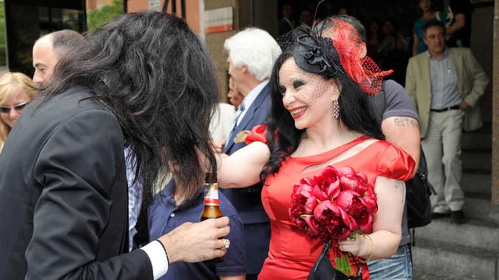 Alaska y Mario Vaquerizo: de rojo y ceñida va la novia