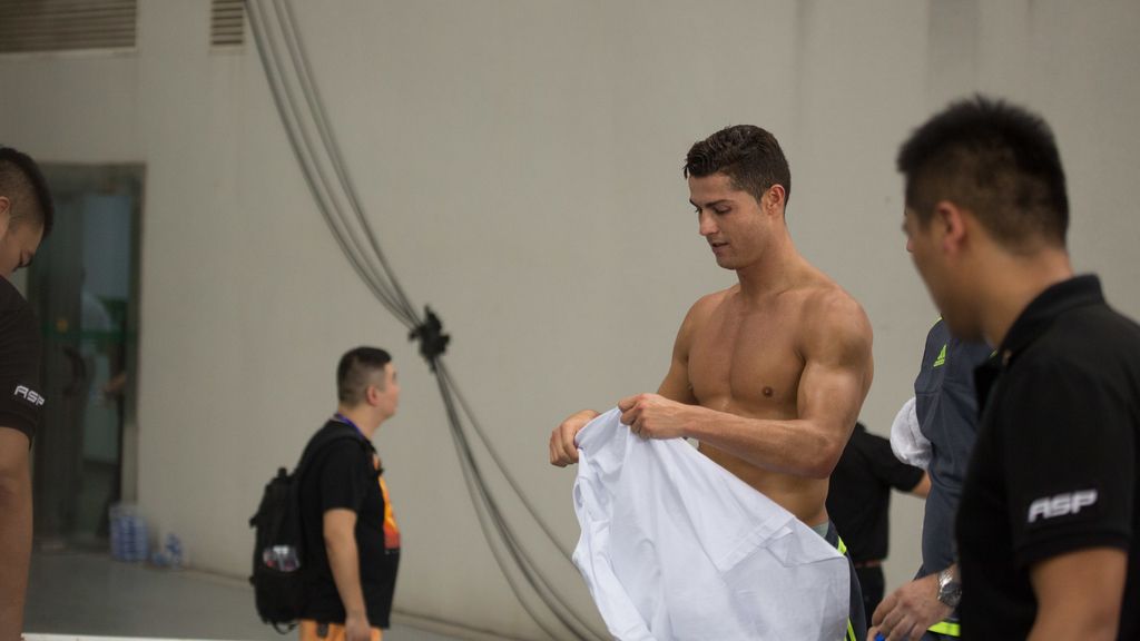 Cristiano Ronaldo saca músculo en China