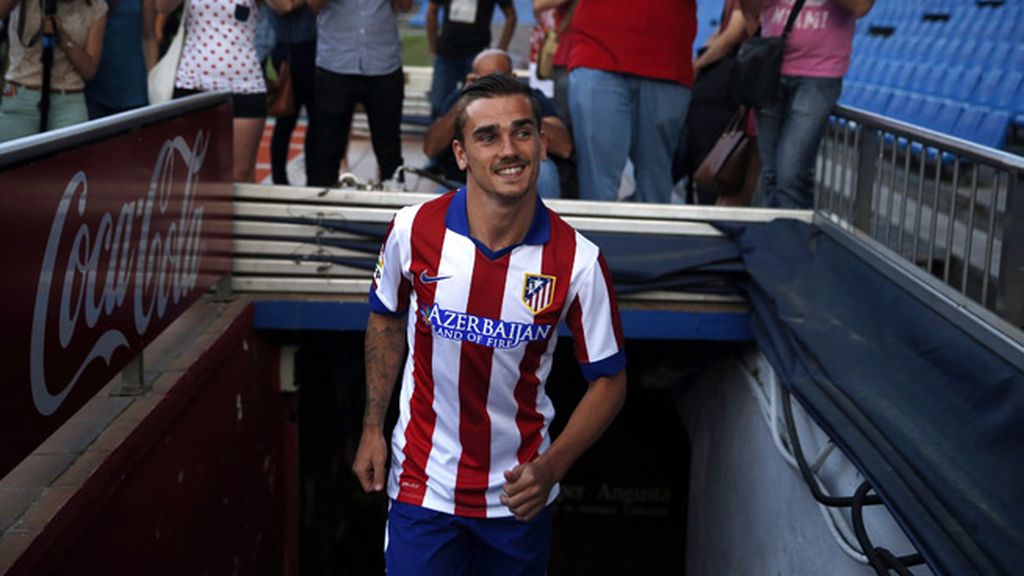 Balones a la grada, espontáneos y un selfie en la presentación de Griezmann en el Calderón