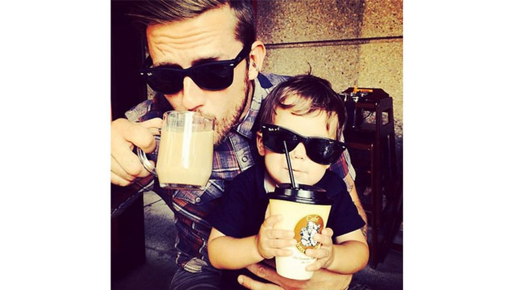 La cuenta @menandcoffee recoge fotos de chicos guapos con cafés