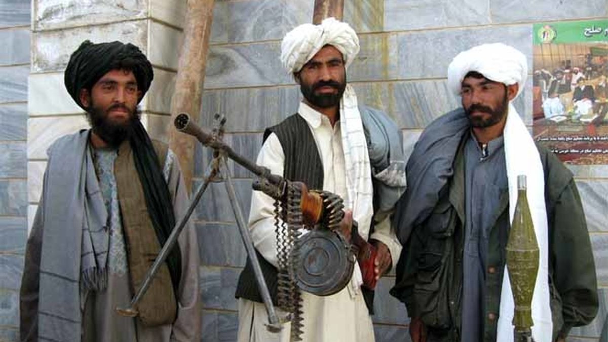 Tres soldados talibán