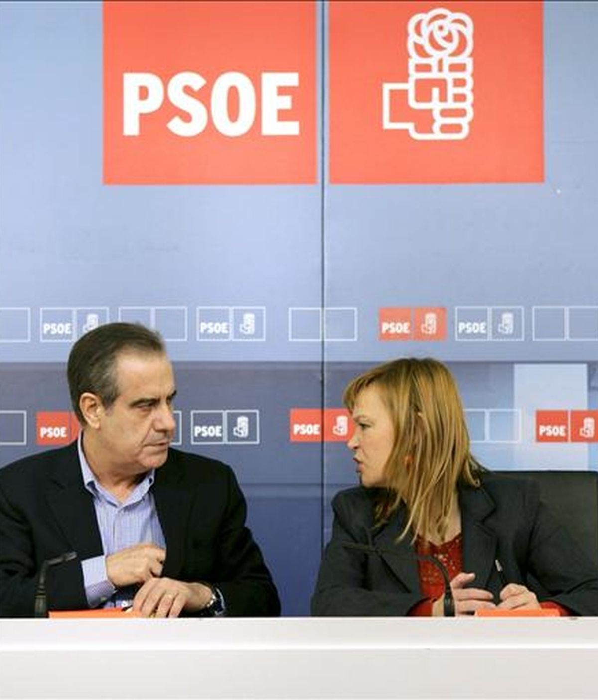 La secretaria de Organización del PSOE, Leire Pajín, y el ministro de Trabajo, Celestino Corbacho, participaron hoy, en la sede socialista de Ferraz, en un encuentro sobre la reforma de las pensiones con los grupos federal y regional de Mayores del partido. EFE