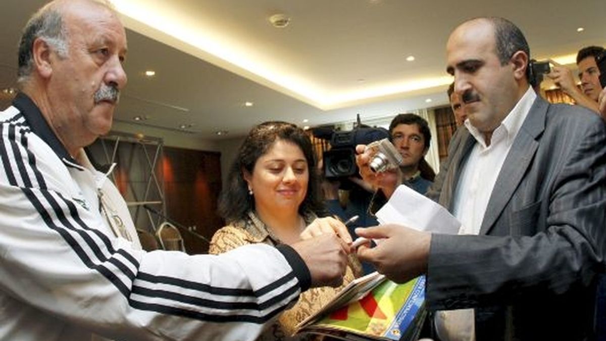 Del Bosque firma un autógrafo en el hotel de concentración de la selección en Bakú. FOTO: EFE.