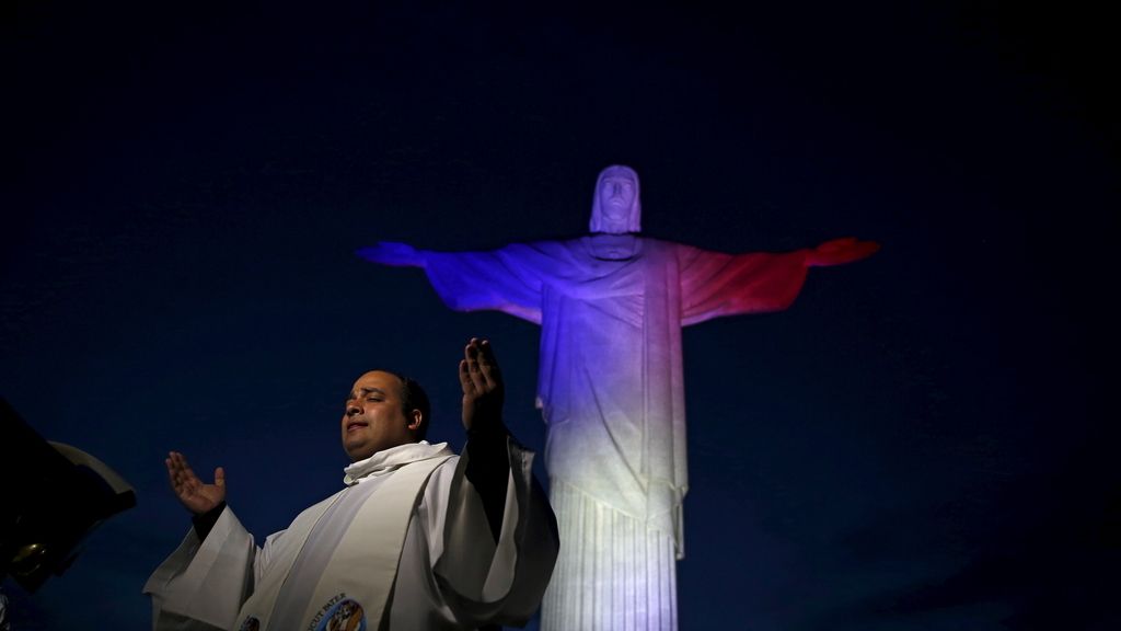 El Cristo Redentor iluminado con los colores oficiales de Francia