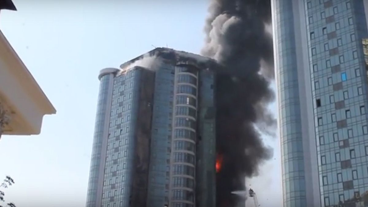 Arde un edificio de lujo de 22 pisos en Ucrania